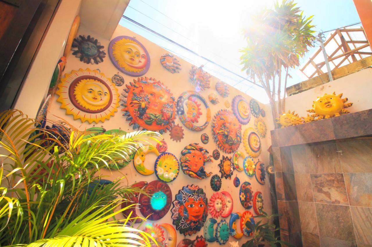 Papagayo Hotel Boutique 신데 델 카르멘 외부 사진 A wall of the Sun God