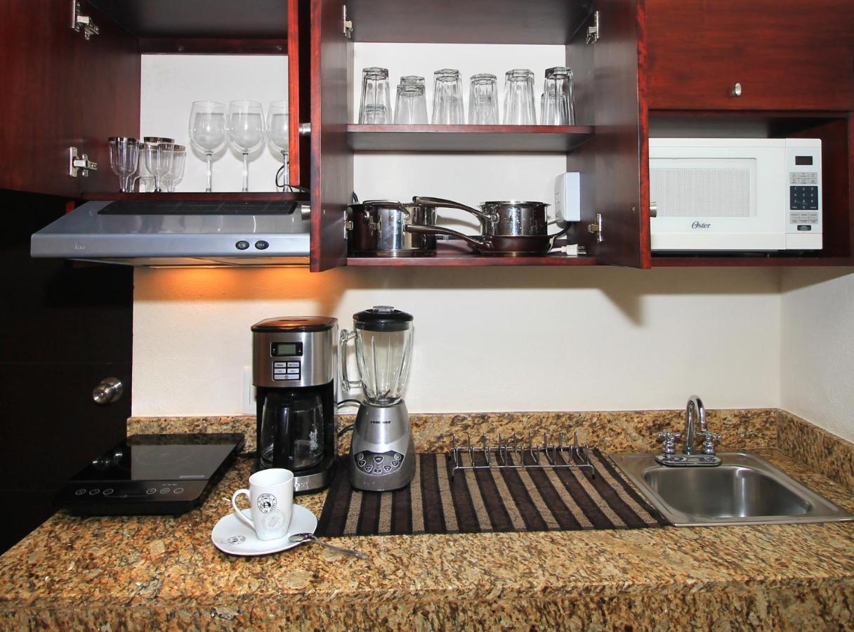 Papagayo Hotel Boutique 신데 델 카르멘 외부 사진 A kitchen with granite countertops