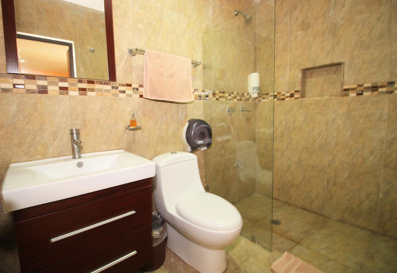 Papagayo Hotel Boutique 신데 델 카르멘 외부 사진 Bathroom with a shower